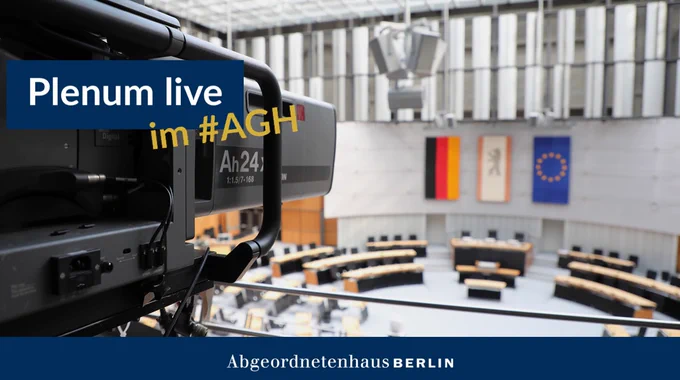 Das Bild zeigt den Plenarsaal von der Pressetribüne aus und trägt den Schriftzug: Plenum live im #AGH.