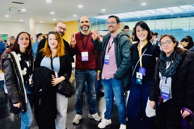 Gente durante el networking en commit conf 25
