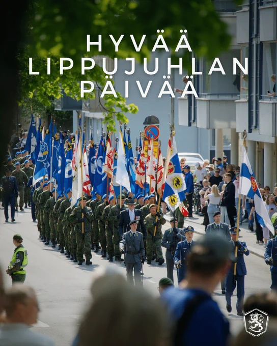 Lippujuhlan päivän ohimarssi. Kuvan päällä on teksti: "Hyvää lippujuhlan päivää".