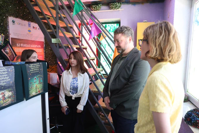 In Khobi, Nils Christensen, UNDP Deputy Resident Representative in Georgia, met young innovators, women entrepreneurs, and startup businesses turning green ideas into reality.
Photo: UNDP | Irakli Dzneladze