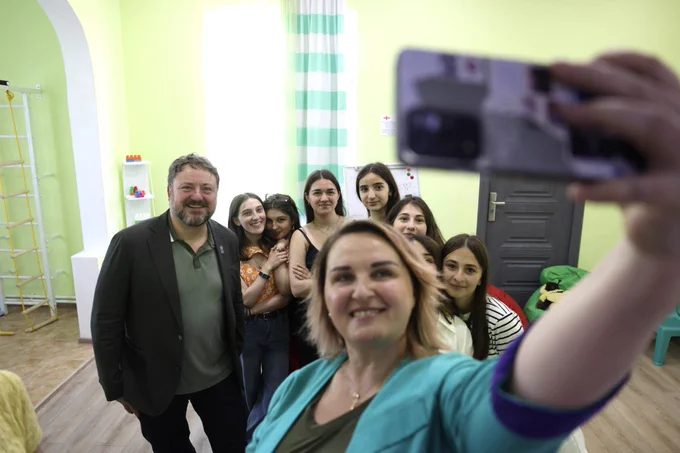 In Khobi, Nils Christensen, UNDP Deputy Resident Representative in Georgia, met young innovators, women entrepreneurs, and startup businesses turning green ideas into reality.
Photo: UNDP | Irakli Dzneladze