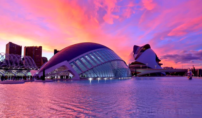 Arquitetura futurista da Cidade das Artes e das Ciências em Valência, refletida na água ao crepúsculo.