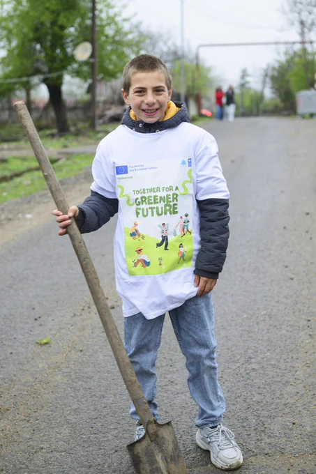 In the conflict-affected village of Perevi, young people and adults are planting trees, strengthening roads, and protecting their village from landslides.
Photo: UNDP | Gela Bedianashvili