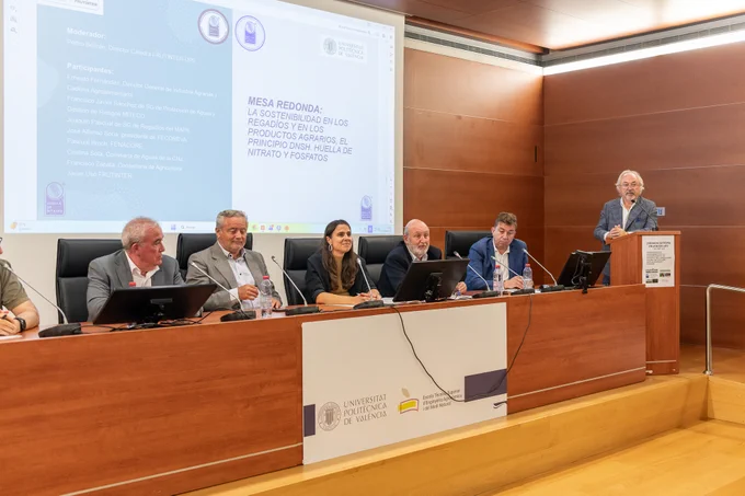 La Comisaria de Aguas, Cristina Sola, junto al resto de participantes en la jornada. 