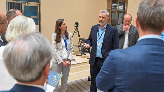 Robert Demmer of Zuri presenting the VITOLMINS hybrid-electric tiltrotor project to a European Parliament delegation at EUSPA in Prague.