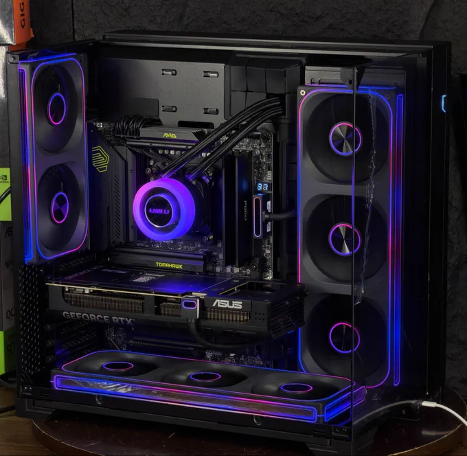 RYZEN 7 9850x3D 
CRUCIAL PRO 32GB 6000MHz CL36 
P310 2TB 7100MB/s 
MSI MAG TOMAHAWK X870-P WIFI 
ASUS PRIME RTX 5070 TI 16GB 
CORSAIR RM750e GOLD ATX3.1 
CASE LIAN LI VISION COMPACT 
LIAN LI GHD II 360MM RGB 
JONSBO   ASIAHORSE