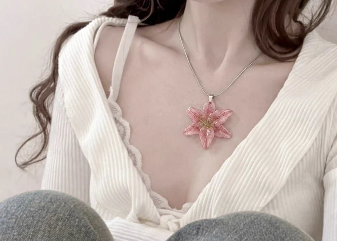 new lily neckless