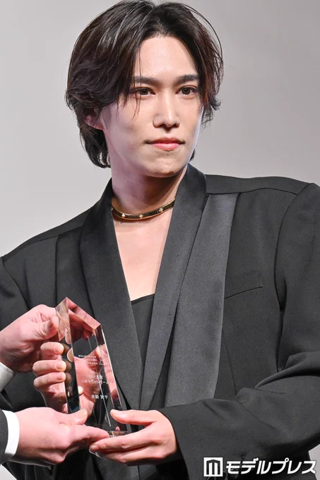 「素まつげビューティーアイコン30代部門」に選出された千賀健永