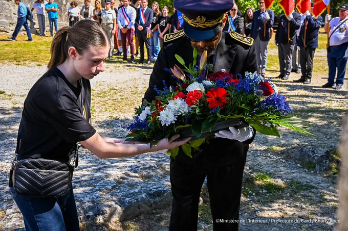Sous préfet déposant la gerbe avec une élève
