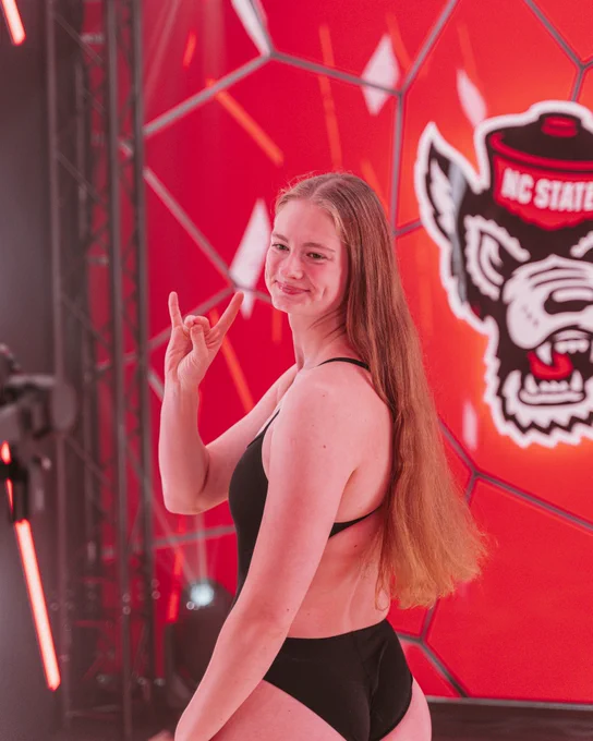Image of Eneli Jefimova holding up tuffy hands!