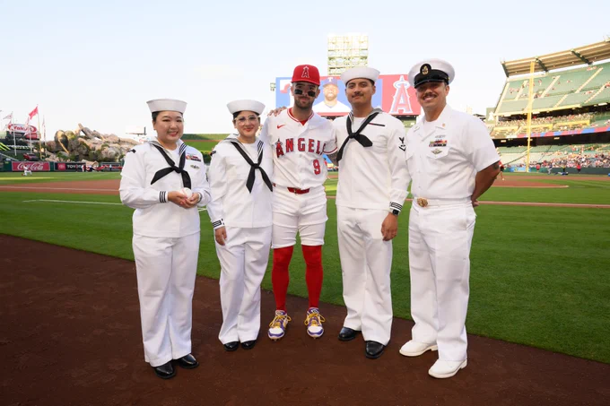 Zach Neto poses for a photo with active military members on the field ahead of the Angels game against the Texas Rangers. 