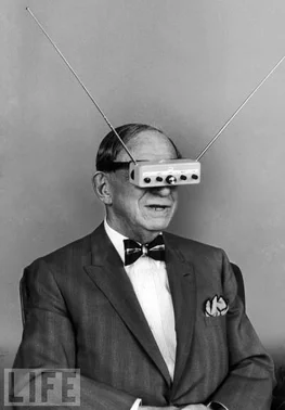 Hugo Gernsback mit Bildschirmbrille wie sie heute zur Steuerung von FPV-Drohnen genutzt wird.