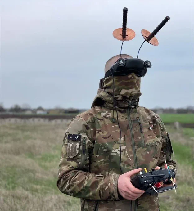 Ukrainischer FPV-Operator mit goggles.