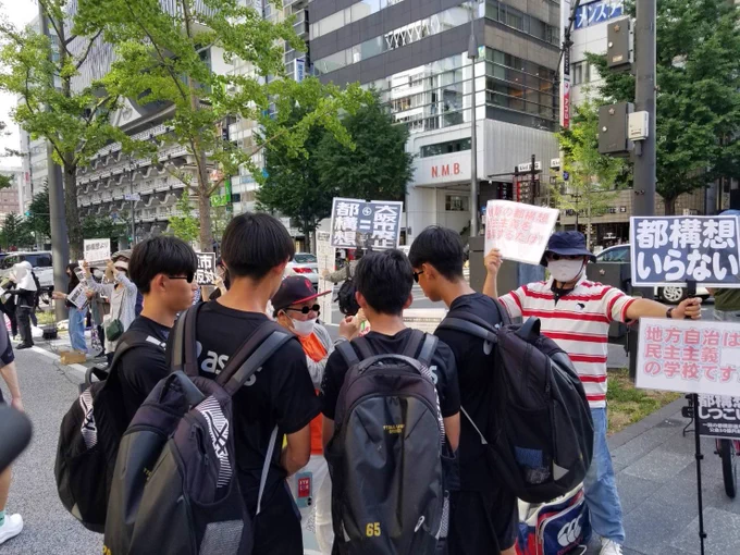 難波。都構想反対スタンディングする人たち。
都構想について説明する人と、それを囲む青年たち。