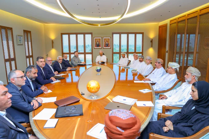 صورة تظهر جانب من الطاولة المستديرة التي عقدت عقب اللقاء .