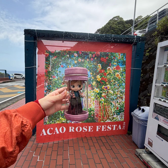「アカオローズフェスタ」の大きい布ポスターと、ドール用ポーチに入った野薔薇ちゃんドール