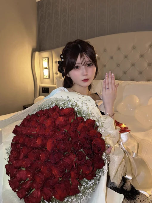 突然のご報告となり、驚いた方もいらっしゃるかと思います。よろしければ、少しだけお読みいただけますと幸いです。


グループ卒業後、旧友であり、5年程通わせていただいていた美容師でもある方からアプローチをしていただき、彼の真摯な想いや人柄に少しずつ惹かれていきました。

新しいことに挑戦する私を、仕事面でも精神面でもいつも隣で支えてくれ、日々優しさをくれる人です。

世間でいう“スピード婚”にはなりますが、これからも2人らしく歩んでいけたらと思っております。

温かく見守っていただけますと幸いです。