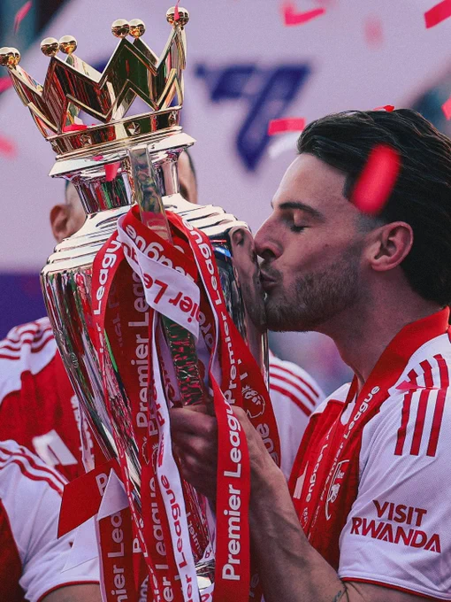 Declan Rice kissing the Premier League trophy