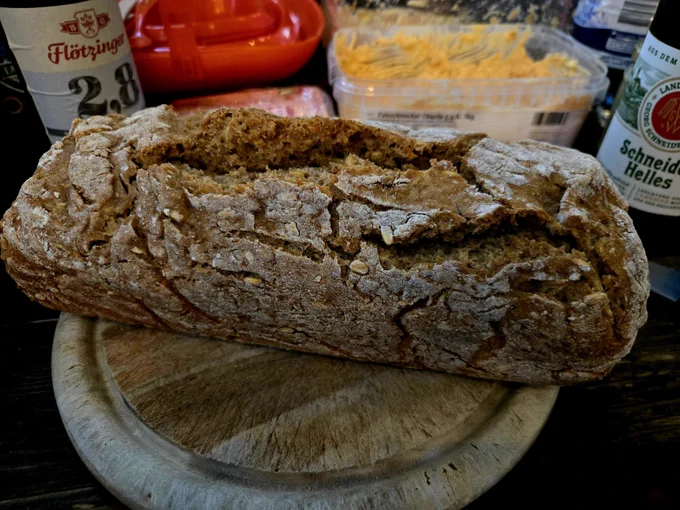 Selbstgebackenes Brot auf dem Holzbrett