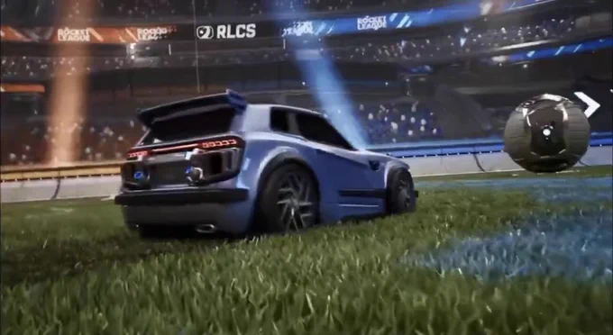 Imagen in game de Rocket League en Unreal Engine 6 con un cartel de la RLCS en el fondo.