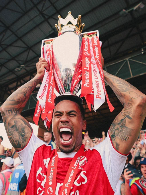 Gabriel lifting the Premier League trophy 