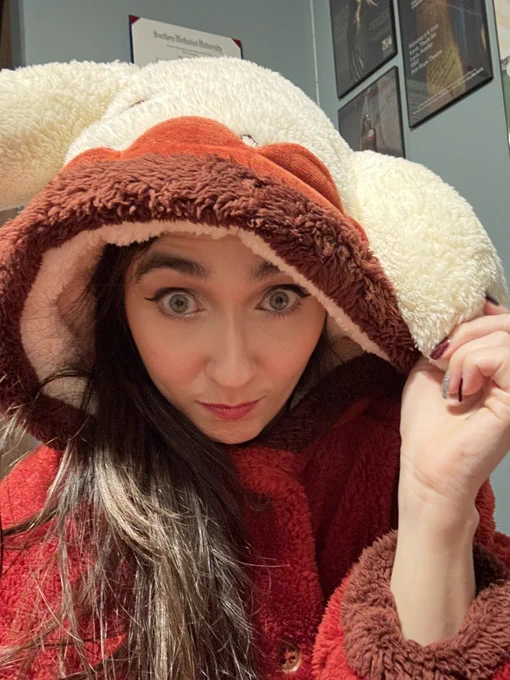 Diva being adorable AF in a Klee robe