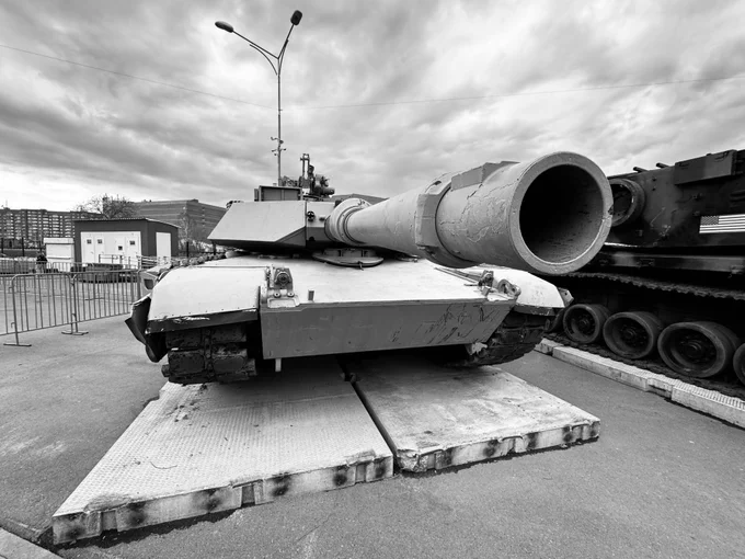 Imagen monocromática de un tanque militar exhibido al aire libre.