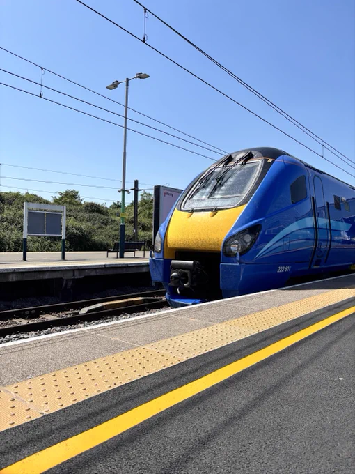 Lumo Class 222601 arriving at Milton Keynes Central 