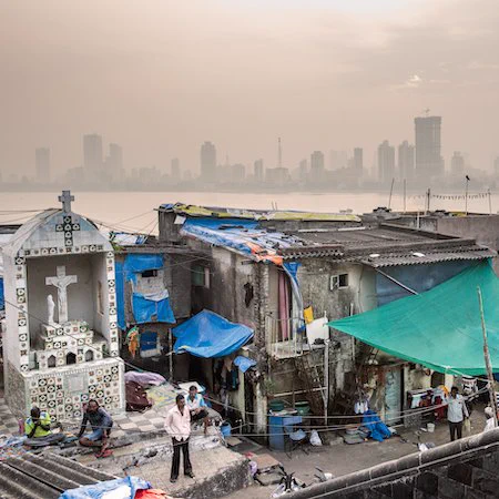 77%, 26°C. Dal villaggio di pescatori di Worli si intravedono gli edifici residenziali di Mahim, ora una zona benestante di Mumbai. India, 2019. Gaia Squarci / thecoolingsolution.com