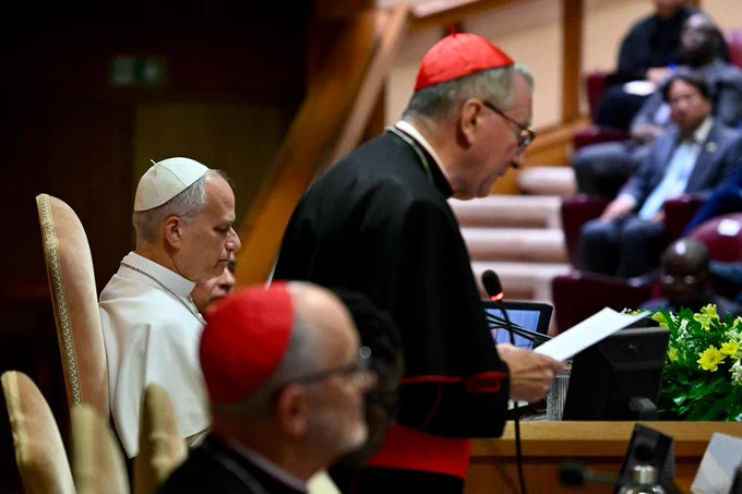 Sua Eminenza il Cardinale Segretario di Stato, Pietro Parolin, e Sua Santità Leone XIV, durante la presentazione della Lettera Enciclica "Magnifica Humanitas".