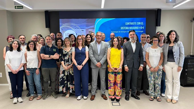 El consejero García, con las personas participantes en la jornada.