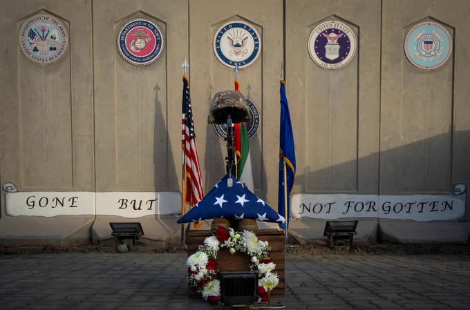  battlefield cross is displayed during a memorial day ceremony within the U.S. Central Command area of responsibility, May 26, 2025.