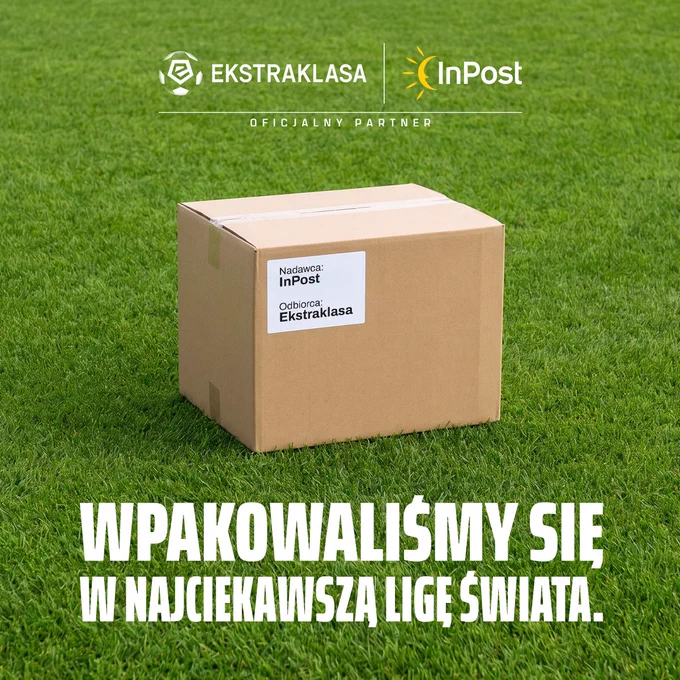 Paczka na murawie. Nadawca: InPost. Odbiorca: Ekstraklasa. Napis: Wpakowaliśmy się w najciekawszą ligę świata. siedziba i zarządzanie w Polsce, rekordowe wpływy do budżetu państwa