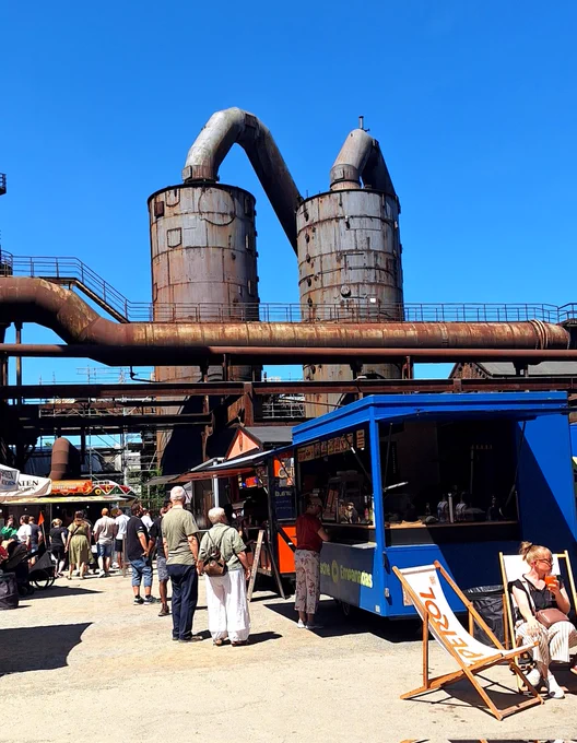 Blick auf den Innenhof des Landschaftsparks Nord in Duisburg mit dem Street Food Festival 