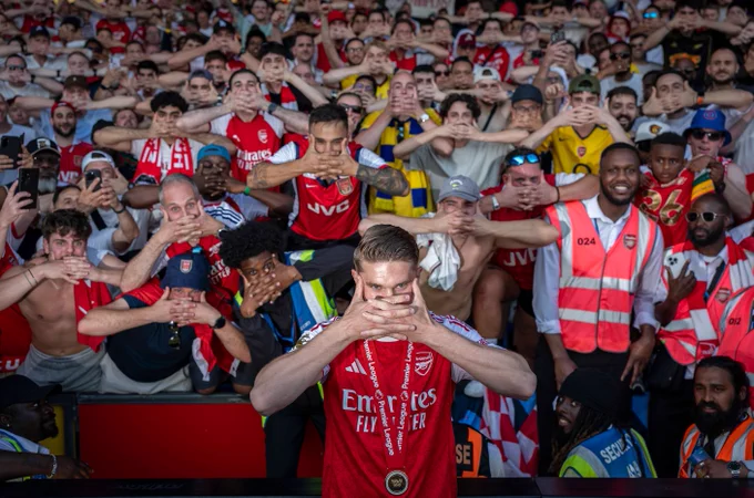 Viktor Gyökeres celebrates with the Arsenal supporters.