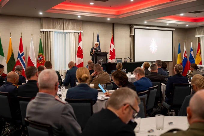 La générale Jennie Carignan, chef d'état-major de la défense, prend la parole lors du cours supérieur du Collège de défense de l'OTAN à Ottawa, en Ontario, le 29 avril 2026.
