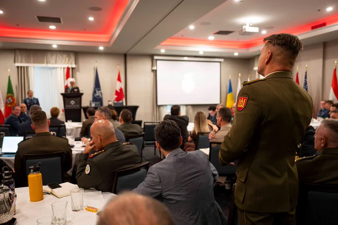 La générale Jennie Carignan, chef d'état-major de la défense, prend la parole lors du cours supérieur du Collège de défense de l'OTAN à Ottawa, en Ontario, le 29 avril 2026.
