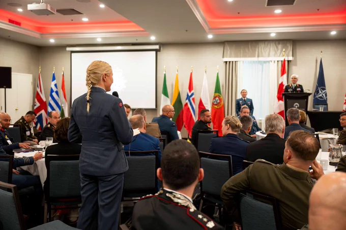 La générale Jennie Carignan, chef d'état-major de la défense, prend la parole lors du cours supérieur du Collège de défense de l'OTAN à Ottawa, en Ontario, le 29 avril 2026.
