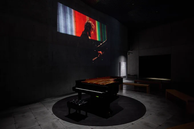 Ryuichi Sakamoto: Playing the Piano 2026 – D
「sakamotocommon OSAKA 1970/2025/大阪/坂本龍一」VS. 2025年　©2025 KAB Inc., VS. Joint Partnership　撮影：浅野豪