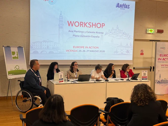 Ana Martínez, miembro de la Plataforma, participa en una mesa de trabajo en 'Europe in action'