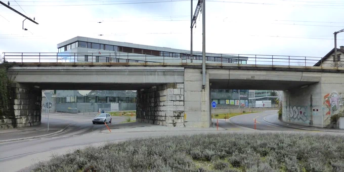 Unterführung aus Sicht des Strassenkreisels. 