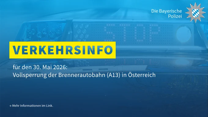 Die Grafik mit blauem Overlay zeigt das Dach eines Streifenwagens. Auf dem Anhaltesignalgeber leuchtet „STOP“ auf. Mittig, linksbündig steht in einem gelben Textbalken "Verkehrsinfo" und darunter in weißer Schrift "für den 30. Mai 2026: Erhebliche Beeinträchtigung Richtung Tirol/Österreich erwartet". Oben rechts ist die Wort-Bild-Marke der Polizei Bayern abgebildet und links unten steht in weißer Schrift "Mehr Informationen im Link".
