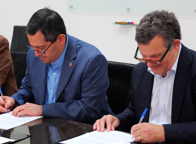 Firma del acuerdo en CIMAT.