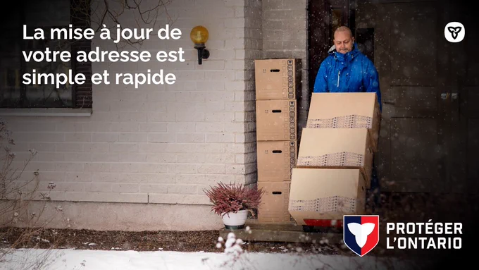 Personne sortant des boîtes d'une maison.
Texte : La mise à jour de votre adresse est simple et rapide
