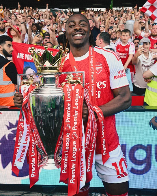Ebere Eze with the Premier League trophy.
