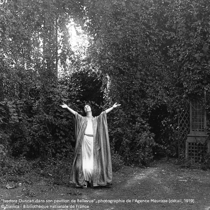 "Isadora Duncan dans son pavillon de Bellevue", photographie de l'Agence Meurisse (détail, 1919) © Gallica - Bibliothèque nationale de France