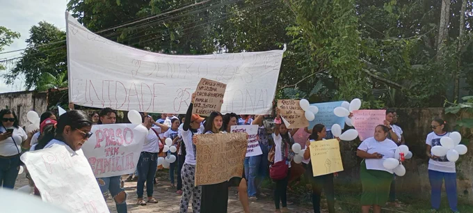 25 de maio — Complexo de Marituba

Nosso reconhecimento e respeito às familiares que estiveram presentes na manifestação realizada no Complexo de Marituba.

Mulheres que, diante da dor, da saudade, da ausência e das dificuldades impostas pelo sistema prisional, encontraram força para ocupar um espaço de reivindicação, denúncia e visibilidade.

Mesmo diante das limitações impostas durante o ato, incluindo a impossibilidade de realizar a caminhada planejada no Complexo de Marituba, em razão da intervenção policial, os familiares permaneceram firmes e resistiram ao movimento, demonstrando coragem, união e compromisso com a luta por direitos.

Mães, esposas, irmãs, filhas e familiares que seguem exigindo dignidade, humanidade e respeito às pessoas privadas de liberdade e às suas famílias.

Manifestar-se também é um ato de coragem. Que nenhuma voz seja silenciada quando o assunto é direitos humanos e justiça.

