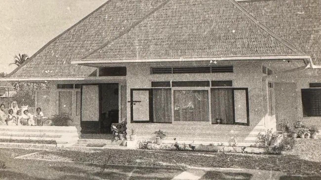 Sukarno's halfway house. Where he hid to the point that no one in the government, the Dutch, the Japanese, nor his followers knows where he is.
