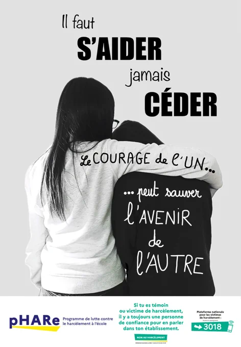 Affiche lauréate du prix Non au harcèlement  2026 niveau lycée, réalisée par les élèves du lycée Louis-le-Grand, académie de Paris

L'affiche montre deux jeunes personnes de dos, l’une posant un bras sur l’épaule de l’autre comme un geste de soutien. Le texte indique : « Il faut s’aider, jamais céder. Le courage de l’un peut sauver l’avenir de l’autre. » 
En bas, la mention du programme pHARe et le numéro de la plateforme nationale 3018 pour signaler le harcèlement, ainsi qu’un message encourageant à s’adresser à un adulte de confiance.