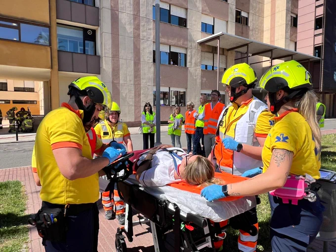 En total, s’han atès i traslladat a 10 persones afectades, dues d’elles en estat crític, 6 en estat greu i 2 en estat lleu.
